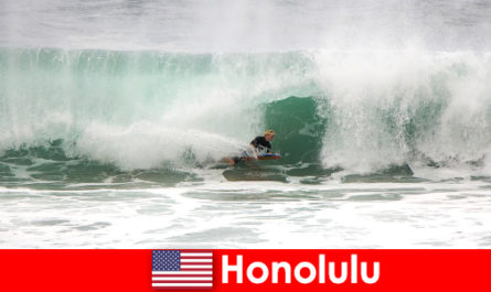 Insula paradis Honolulu oferă valuri perfecte pentru amatori și surferi profesionale