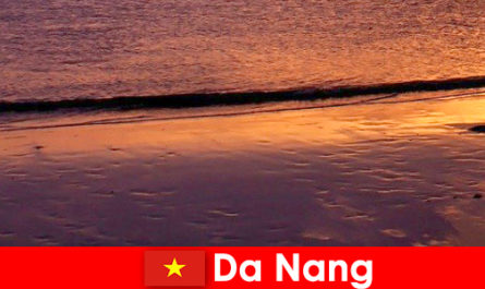 Da Nang este un oraș de coastă în centrul Vietnamului și este popular pentru plajele sale de nisip