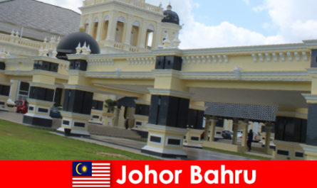 Johor Bahru orașul în port atrage nu numai credincioși la moscheea veche, dar, de asemenea, turisti
