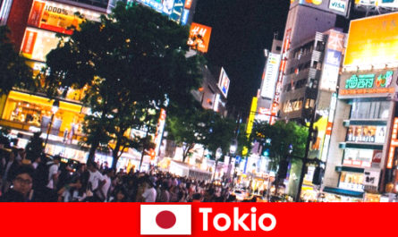 Tokyo viața de noapte perfectă pentru turiști în orașul lumina neon pâlpâitoare