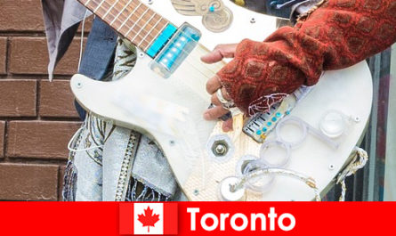 Străinii iubesc Toronto pentru cosmopolitismul său pentru scena muzicală a tuturor culturilor