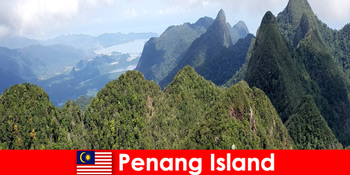 Turiștii explorează natura minunată cu funicularul din Insula Penang Malaezia