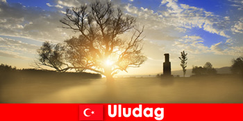 Turiștii pentru drumeții se bucură de natura frumoasă din Uludag Turcia