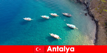 Turiștii folosesc ultima dată de soare pentru o vacanță în Antalya Turcia