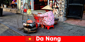 Străinii se cufundă în lumea street food-ului din Da Nang Vietnam