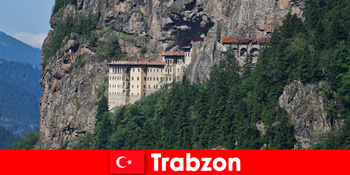 Ruinele manastirii antice din Trabzon Turcia invita turisti curiosi sa viziteze