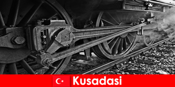 Turiștii hobby vizitează muzeul în aer liber al locomotivelor vechi din Kusadasi Turcia
