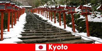 Peisaj frumos de iarnă în Kyoto Japonia pentru turiști spa