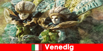 Spectacol de carnaval pentru turiștii din orașul lagunar Veneția Italia