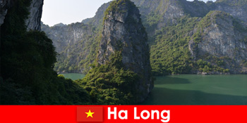 Excursii interesante și speologie pentru turiști în Ha Long Vietnam