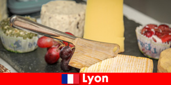 Turiștii se bucură de delicii culinare în Lyon Franța