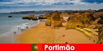 Numeroase cluburi și baruri pentru turiștii de petrecere din Portimão Portugalia