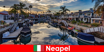 Jaunt la Napoli Italia pentru turistii tineri cu momente exotice de bucurie