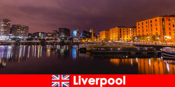 Turiștii explorează rețete originale în Liverpool Anglia cu un ghid de oraș