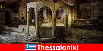 Turiștii vizitează bisericile și mănăstirile moscheilor din Salonic Grecia