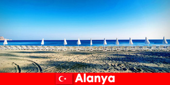 Recomandare Bucurați-vă de vacanță în Alanya Turcia cu copii înotând pe plajă