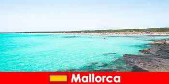 Golfuri minunate și apă cristalină pentru înot în Mallorca Spania