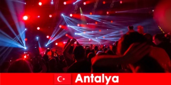 Viața de noapte în Antalya Pregătiți-vă să petreceți și descoperiți cele mai bune locuri de mers